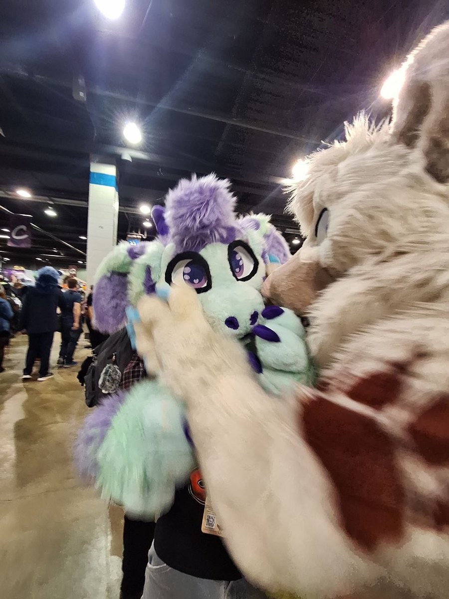 technicwuff's tweet image. CAN'T STAND THIS THING 💥💥
#FursuitFriday