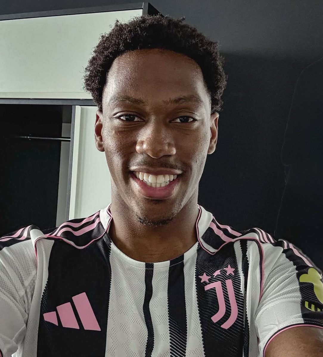 🎙️| Spalletti on the Jonathan David locker room rumors: 

“The players did well not to ask him to dinner again. The first time they did, he grated Parmigiano Reggiano on his seafood pasta with clams and they haven’t asked him since.” 😂😂