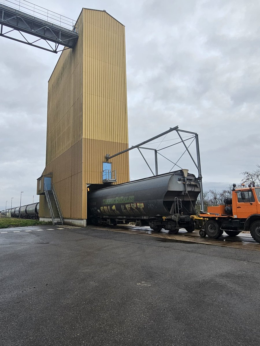 perfarmer's tweet photo. Des échanges avec des utilisateurs quotidiens de @perfarmer, rythmés par des visites terrain (chargement d’un train de maïs 🌽🚆ou visite d’une meunerie 🌾🍞) : quelle belle manière de terminer l’année ! Un grand merci à la Caproga pour son accueil et très belles fêtes à tous🎄✨ https://t.co/P7UmM9U0XB