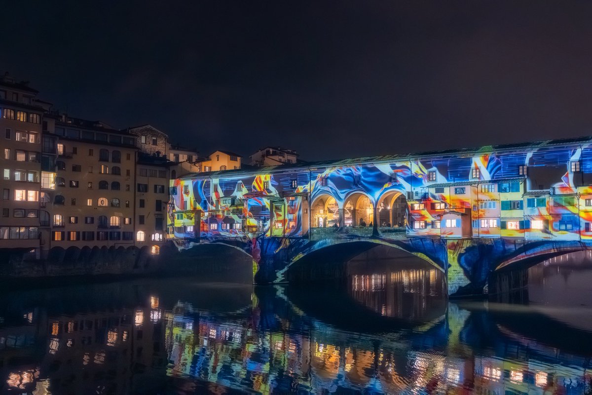 #BuonaseraFirenze
Le Feste illuminano Ponte Vecchio

<a href="/feelflorenceoff/">Feel Florence</a> @unesco #Firenze #Florence #PonteVecchio #Natale2025
