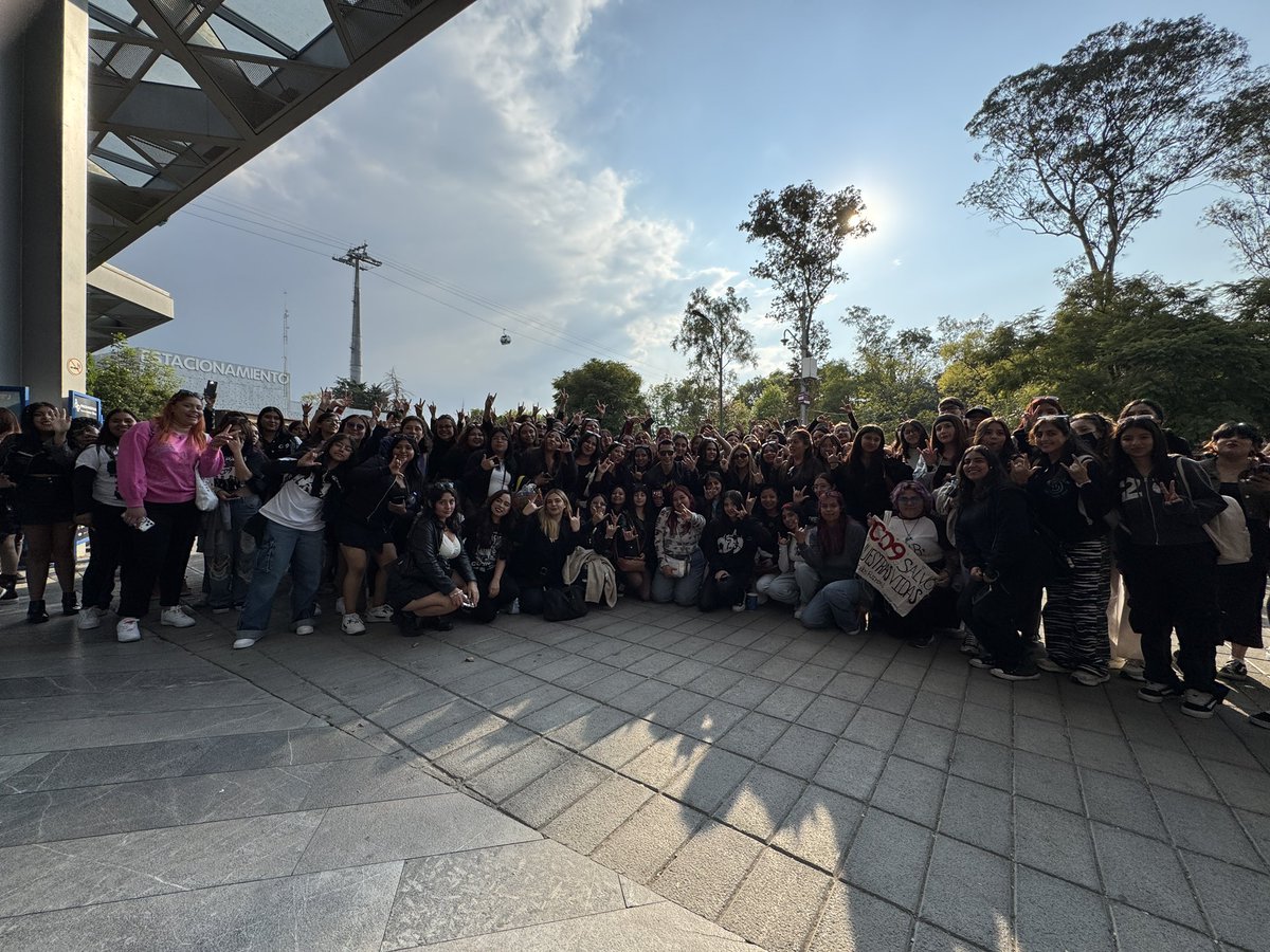 Oye897's tweet photo. Un poco más de lo que vivimos en la proyección especial del video oficial de #Rockstar de @CD9 en la pantalla grande ✨🎶
¿Se encuentran en la foto? Compartan sus mejores momentos con el Hashtag #OyeLaZonaCoder 😎
#Oye897fm #CD9 #Coders https://t.co/ubeVREQ9Kk