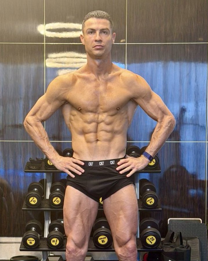 CFD_Oficial's tweet photo. *Eu falei que em 2025 colocaria o shape do Ronaldo*

Expectativa // Realidade https://t.co/sDe65Sv3tL