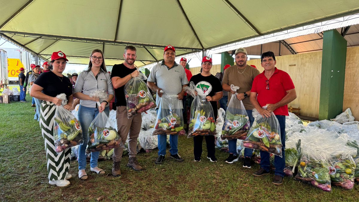 teleSURtv's tweet image. Hoy 19 de diciembre, el Movimiento de los Trabajadores Rurales Sin Tierra #MST de Brasil🇧🇷 se solidariza con Rio Bonito do Iguaçu, tras el tornado del 7 de noviembre.

➡️ Donarán 2 mil canastas básicas y ofrecerán un concierto con grupos campesinos.