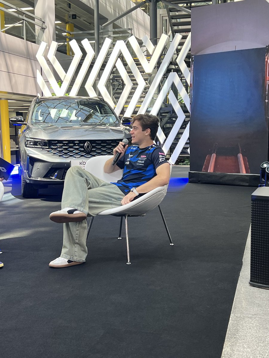 Linda mañana con <a href="/FranColapinto/">Franco Colapinto</a> en las oficinas de <a href="/RenaultArg/">Renault Argentina</a> Charla amena sobre la #F1 y lo que se espera para 2026

instagram.com/p/DScuq_gDeHo/…