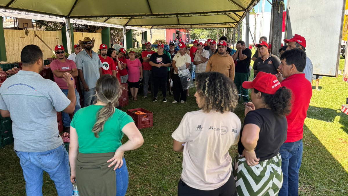 teleSURtv's tweet image. Hoy 19 de diciembre, el Movimiento de los Trabajadores Rurales Sin Tierra #MST de Brasil🇧🇷 se solidariza con Rio Bonito do Iguaçu, tras el tornado del 7 de noviembre.

➡️ Donarán 2 mil canastas básicas y ofrecerán un concierto con grupos campesinos.