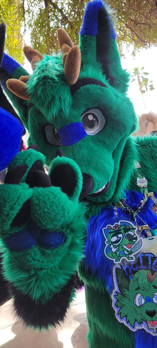 keitothewolf's tweet image. HELLO AND HAPPY HOLIDAYS LITTLE GAY CREATURES IN MY PHONE

#FursuitFriday