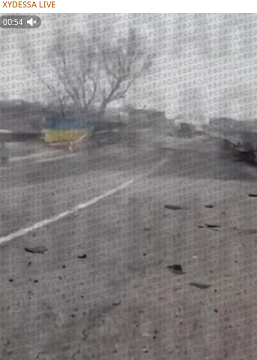 zloy_odessit's tweet photo. Как сливают мост в Маяках… неприятная, правда, о нашем информационном пространстве.

Вторые сутки подряд российские оккупанты атакуют Маякский мост, применяя весь спектр имеющихся средств поражения, от дронов-камикадзе Shahed-136 до баллистических ракет 9М723.

В Одессе не утихает воздушная тревога часами, а дроны-камикадзе пролетают над городом каждые полчаса, направляясь в сторону Маяк.

И на фоне того ада который происходит на пути следования от Чёрного моря через Одессу и к Маякам, силы обороны Украины прилагают максимум усилий чтобы не допустить поражения моста, но когда это происходит, критически важно не предоставлять противнику информацию о том какие повреждения были нанесены мосту и насколько он повреждён.

Но, практически каждый раз, после каждого прилёта, на мосту появляются некие местные субъекты, практикующие home video, в деталях фиксирующие разрушения и повреждения. Эти видео, предоставляющие противнику полное представление о том, насколько успешный был удар и насколько серьёзно повреждён мост, публикуются на ведущих украинских telegram-каналах…

Одно дело, когда эту информацию публикуют пророссийские каналы, тут вопрос к тем, кто проводит съёмку моста и сливает эту информацию россиянам, но совсем другое дело, когда публикуются они на ведущих, украинских площадках. Особое извращение это когда видео, опубликованное на сепаратистском канале, затем его дублирует один из ведущих украинских каналов, причём позиционирующий себя как канал заслуженного журналиста Украины…

Как бороться со съёмками моста местными аборигенами, догадаться не сложно. А вот, как быть с непробиваемым хайпожорством представителей информационной отрасли, которые должны быть подкованы в вопросах информационной безопасности куда лучше, чем местный абориген с тремя классами образования? Или вы считаете, что если какой-то дурачок опубликовал видео, то с вас это снимает ответственность за его распространение? 

Для вас информационная гигиена чужда, а просмотры и популярность важнее того, что благодаря этой информации враг получает более полное представление о результативности ударов и, вы способствуете повышению эффективности этих ударов? Информационная гигиена – нет, не слышали!

Все вы, кем вы ни были, от мелкого исполнителя на месте, до крупного телеграмм-канала - соучастники того, что сейчас происходит в Одесской области.

Четвёртый год войны, а воз и ныне там.