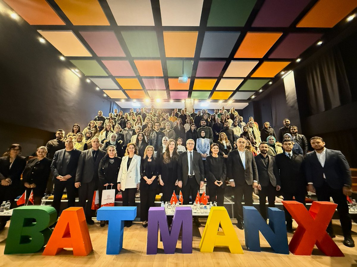 BatmanilMEM's tweet photo. “BatmanX – İlham Veren Öğretmenler” Köy Okulu Öğretmenleriyle İlk Buluşmasını Gerçekleştirdi

İlimizde hayata geçirilen BatmanX – İlham Veren Öğretmenler programı, köy okullarında ve birleştirilmiş sınıflarda görev yapan öğretmenlerle ilk buluşmasını gerçekleştirdi. İl Millî Eğitim Müdürümüz Yaşar Ciğer’in katılımıyla Mektebim Koleji Konferans Salonunda düzenlenen programda, öğretmenler sahada yürüttükleri özgün çalışmalar ile iyi uygulama örneklerini meslektaşlarıyla paylaştı.

Programa; İl Millî Eğitim Müdürümüz Yaşar Ciğer, İl Millî Eğitim Müdür Yardımcısı Hüsamettin Akın, Sason İlçe Millî Eğitim Müdürü İdris Cihan, Şube Müdürleri Abdurrahim Kusen, Akın Arı ve Bilgiye Pala ile birleştirilmiş sınıf ve köy okullarında görev yapan öğretmenler katıldı. 

Öğretmenler, sahada edindikleri deneyimleri ilham verici sunumlarla paylaşarak mesleki dayanışmayı güçlendiren verimli bir ortam oluşturdu.

Programda öğretmenlere hitap eden İl Millî Eğitim Müdürümüz Yaşar Ciğer, konuşmasında öğretmenliğin yalnızca bilgi aktarmak değil; öğrenmeye devam eden, bilgisini paylaşan ve küçük dokunuşlarla büyük değişimlere öncülük eden bir meslek olduğunu vurguladı. İl Müdürümüz Ciğer, BatmanX – İlham Veren Öğretmenler deneyim paylaşım buluşmalarının, sahadaki iyi uygulamaları görünür kıldığını ve öğretmenler arasında ilham, etkileşim ve iş birliğini güçlendirdiğini ifade ederek, deneyimlerini paylaşan öğretmenlere teşekkür etti ve tüm meslektaşlarına başarılar diledi.

Programın sonunda, deneyimlerini paylaşan öğretmenlere hediyeleri takdim edildi. Program, çekilen hatıra fotoğrafıyla sona erdi.

@tcmeb @Yusuf__Tekin @batmanvaliligi @yasarciger