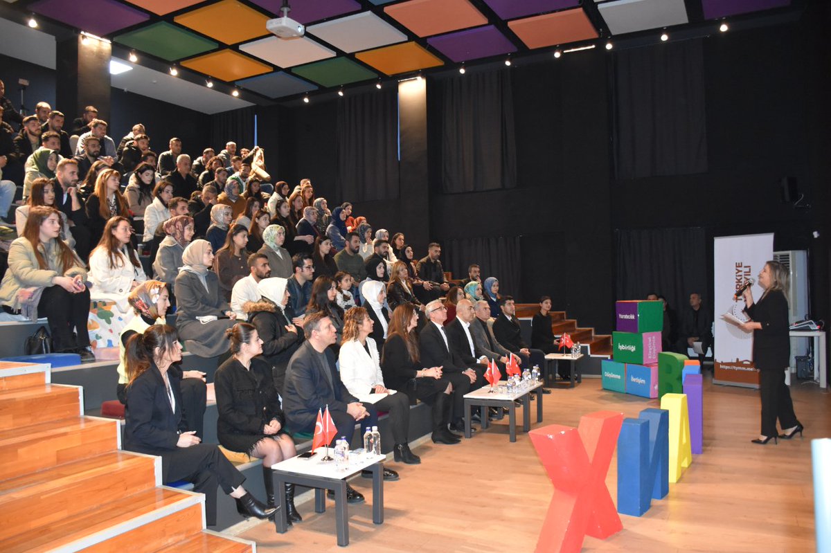 BatmanilMEM's tweet photo. “BatmanX – İlham Veren Öğretmenler” Köy Okulu Öğretmenleriyle İlk Buluşmasını Gerçekleştirdi

İlimizde hayata geçirilen BatmanX – İlham Veren Öğretmenler programı, köy okullarında ve birleştirilmiş sınıflarda görev yapan öğretmenlerle ilk buluşmasını gerçekleştirdi. İl Millî Eğitim Müdürümüz Yaşar Ciğer’in katılımıyla Mektebim Koleji Konferans Salonunda düzenlenen programda, öğretmenler sahada yürüttükleri özgün çalışmalar ile iyi uygulama örneklerini meslektaşlarıyla paylaştı.

Programa; İl Millî Eğitim Müdürümüz Yaşar Ciğer, İl Millî Eğitim Müdür Yardımcısı Hüsamettin Akın, Sason İlçe Millî Eğitim Müdürü İdris Cihan, Şube Müdürleri Abdurrahim Kusen, Akın Arı ve Bilgiye Pala ile birleştirilmiş sınıf ve köy okullarında görev yapan öğretmenler katıldı. 

Öğretmenler, sahada edindikleri deneyimleri ilham verici sunumlarla paylaşarak mesleki dayanışmayı güçlendiren verimli bir ortam oluşturdu.

Programda öğretmenlere hitap eden İl Millî Eğitim Müdürümüz Yaşar Ciğer, konuşmasında öğretmenliğin yalnızca bilgi aktarmak değil; öğrenmeye devam eden, bilgisini paylaşan ve küçük dokunuşlarla büyük değişimlere öncülük eden bir meslek olduğunu vurguladı. İl Müdürümüz Ciğer, BatmanX – İlham Veren Öğretmenler deneyim paylaşım buluşmalarının, sahadaki iyi uygulamaları görünür kıldığını ve öğretmenler arasında ilham, etkileşim ve iş birliğini güçlendirdiğini ifade ederek, deneyimlerini paylaşan öğretmenlere teşekkür etti ve tüm meslektaşlarına başarılar diledi.

Programın sonunda, deneyimlerini paylaşan öğretmenlere hediyeleri takdim edildi. Program, çekilen hatıra fotoğrafıyla sona erdi.

@tcmeb @Yusuf__Tekin @batmanvaliligi @yasarciger