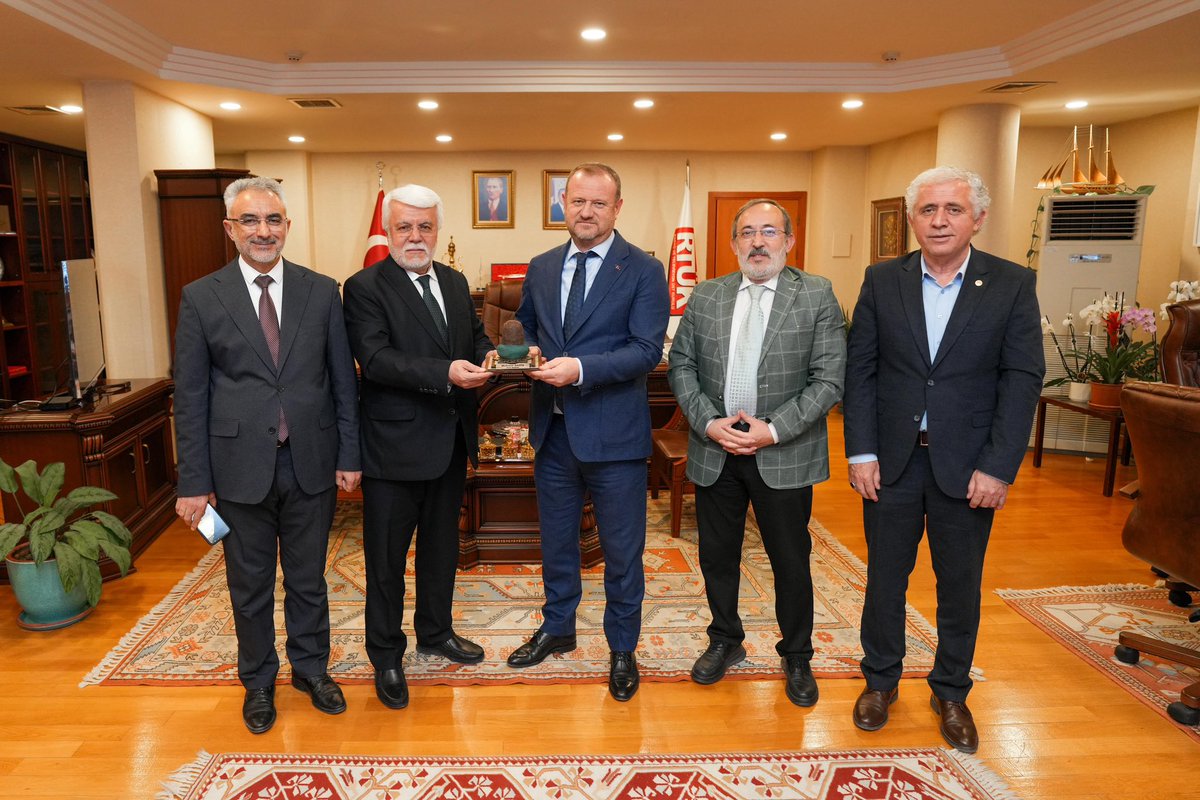 KONTV Yönetim Kurulu Başkanı Sn. Ahmet Özer ve beraberindeki heyeti Üst Kurulumuzda misafir ettik.

Yerel değerleri geniş bir perspektifle ele alan yayıncılık anlayışı ve medya alanındaki güncel başlıkları değerlendirdik.

Nazik ziyaretleri için kendilerine teşekkür ediyorum.