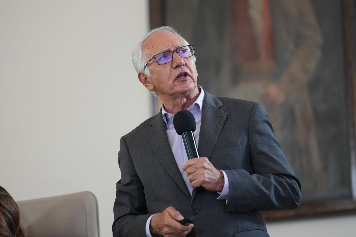 Este personaje <a href="/GA_Jaramillo/">Guillermo Jaramillo</a> es una porquería como <a href="/MinSaludCol/">MinSalud Colombia 🇨🇴</a> han muerto personas por enfermedades crónicas y raras sin tener acceso a sus medicamentos y tratamientos y las urgencias ni se diga otro paseo de la muerte gobierno potencia de la desgracia.