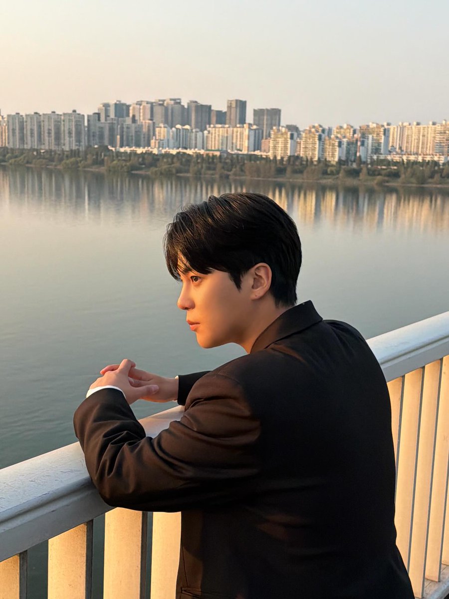 CentralATEEZBR's tweet photo. 🍭 LIVE • #JONGHO 🐻

👤: Jongho, você pode nos contar um pouco dos bastidores do MV de To Be Your Light?

🐻: Pessoal, vocês já assistiram ao MV de To Be Your Light? Acho que é um MV que carrega muitos significados. Naturalmente, também compartilhei várias das minhas próprias ideias. Tivemos muitas reuniões, recebemos os planos iniciais, fizemos revisões e passamos por bastante troca de ideias. No fim, pensei que, para o público realmente se identificar com a história, seria importante trazer uma sensação maior de realidade. Por isso, em vez de gravar principalmente em sets, sugeri utilizar mais locações externas. Essas foram algumas das propostas que defendi com mais convicção.

No MV, que retrata a caminhada em direção aos sonhos, eu interpreto um fotógrafo. No começo, o personagem estava mais ligado à composição musical, alguém diretamente envolvido com a criação de música. Um dos motivos pelos quais pedi para mudar isso foi porque, claro, os fãs teriam adorado me ver interpretando alguém que faz música, eu queria transmitir algo mais acessível, com o qual as pessoas pudessem se conectar de forma mais natural.

Refleti bastante sobre qual seria a melhor forma de fazer isso. Além disso, essa escolha também permitiria mostrar um lado diferente meu. No MV, somando a mim e aos meus amigos, somos três personagens ao todo. Explicando a narrativa de forma simples: cada amigo possui um sonho próprio. De maneira bem direta, assim como o ATEEZ tem oito integrantes, na época da escola sempre existem aqueles amigos muito próximos. Cada um segue um sonho diferente e, ao longo dessa jornada, quando você olha para trás, percebe que esses amigos foram uma fonte enorme de apoio. Ao se incentivarem mutuamente, sem pressa, mas avançando passo a passo juntos, esses sonhos acabam se concretizando. Essa é a mensagem central do vídeo. No entanto, ao observar com mais atenção, é possível perceber várias outras camadas e significados ocultos. E, apesar do MV expressar isso dessa forma, ao aprofundar o olhar, acredito que também seja possível interpretá-lo como uma metáfora para os próprios membros.

cr: lovelifebeauty_