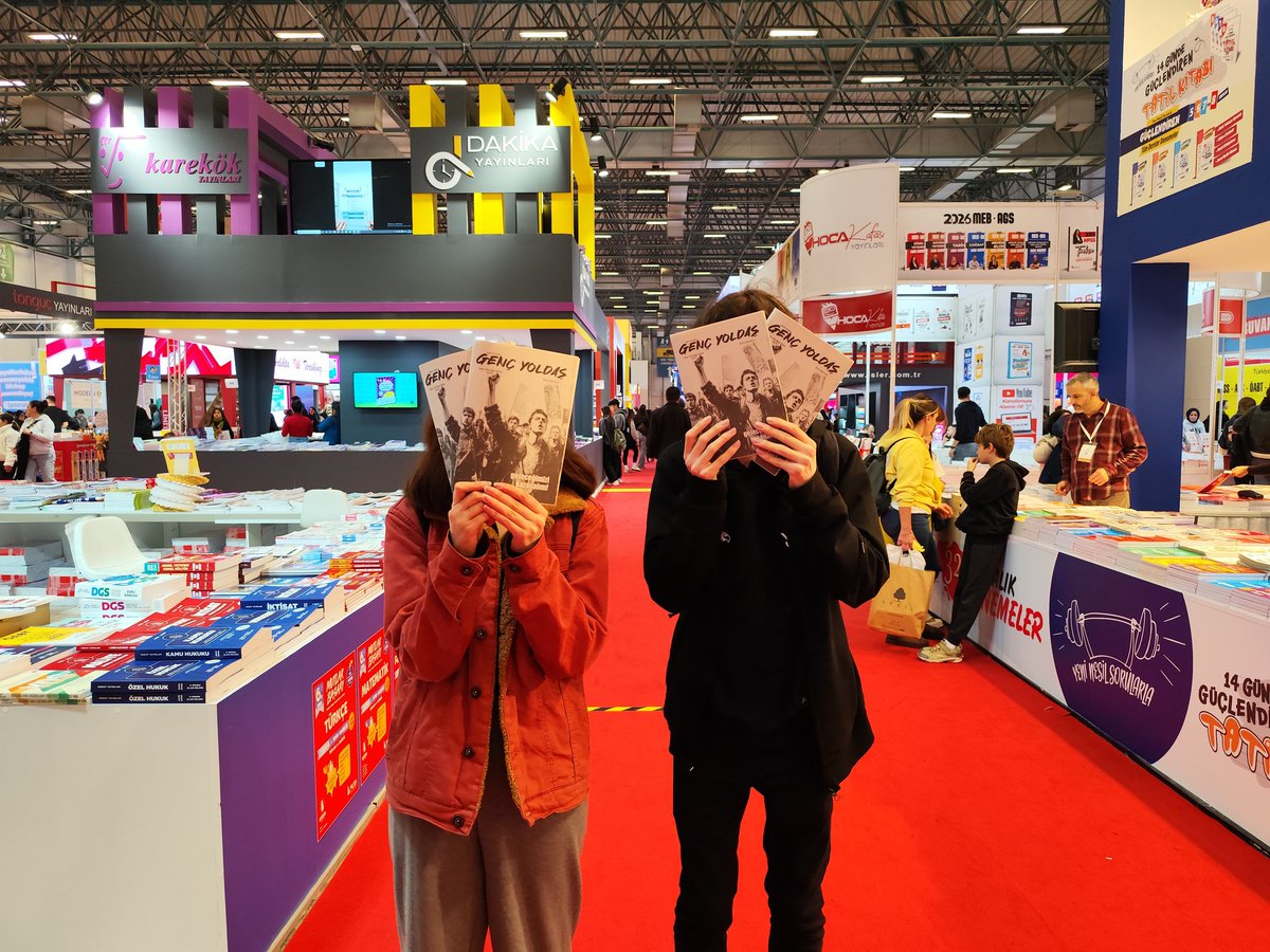 📍İstanbul Tüyap Kitap Fuarı 

Genç Yoldaş dergimizi Tüyap'taki liseli, üniversiteli öğrencilere ulaştırdık. Devrimci pratiğimizi devrimci teori ile donatmaya devam edeceğiz.  
Yazmak, üretmek isteyen tüm sıra arkadaşlarımızı Genç Yoldaş'ın bir parçası olmaya çağırıyoruz.