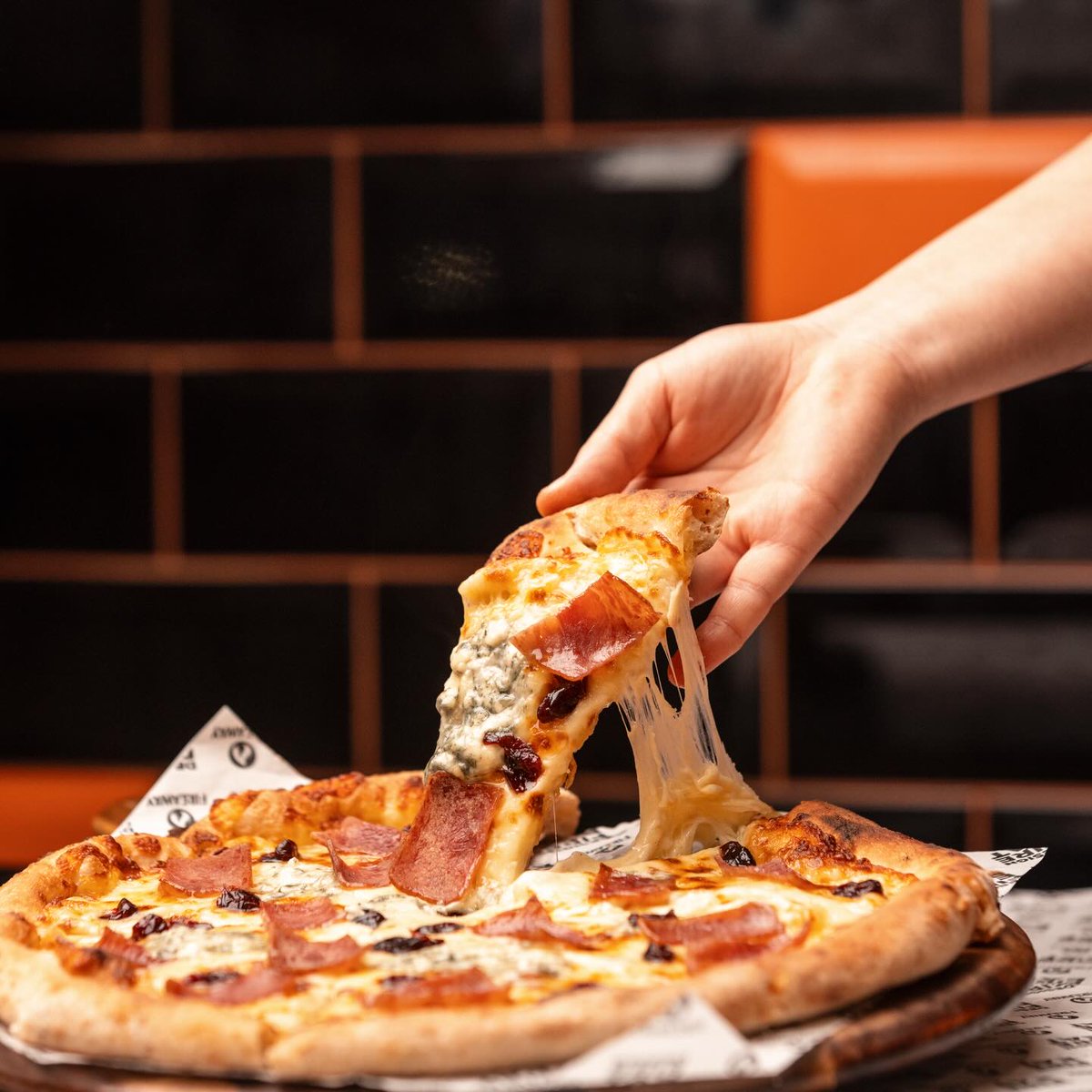 Cold outside, melty inside. Fireaway pizza that stretches like your patience at Christmas shopping 🍕🎄Stop scrolling 👀 Start pulling. 🍕🧀✨

#ShrewsburyEats #FireawayPizza #PizzaLover #FoodieShrewsbury  #ComfortFood #FoodieLife #CosyEats #PizzaTime #Shrewsbury