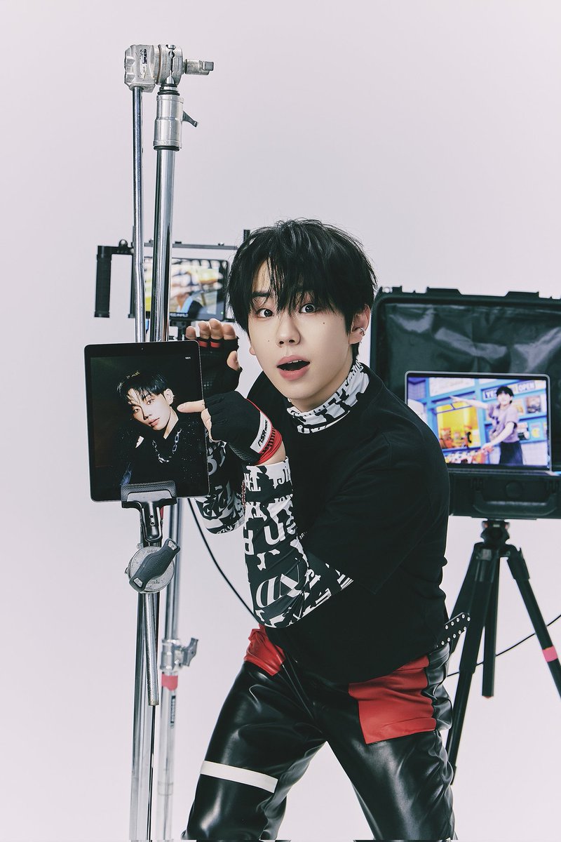 O E'LAST liberou as fotos conceituais para o seu 2026 SEASON'S