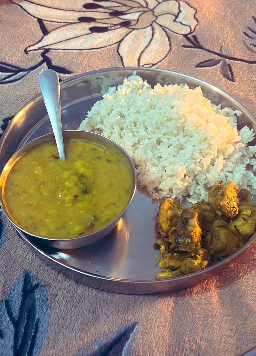 SarikaNanda9's tweet image. Iske Aage sare pakwan fail hai i love so much dal chawal 😁#dalchawal #dinner #simplefood