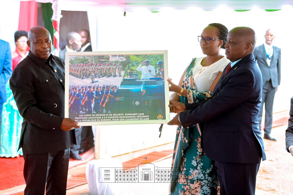 Le Chef de l'Etat et Commandant Suprême des Forces de Défense et de Sécurité SE <a href="/GeneralNeva/">SE Evariste Ndayishimiye</a>, accompagné de la <a href="/Burundi1stLady/">Angeline Ndayishimiye Ndayubaha</a>, a rehaussé de sa présence les cérémonies d'échange de voeux pour l'an 2026 avec les Corps habillés à la Base aérienne de Gitega.