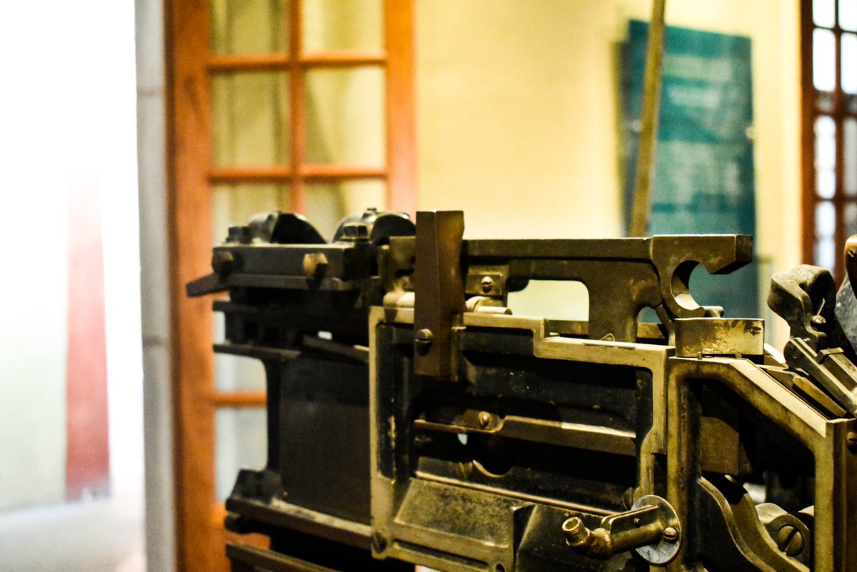 Si alguna vez te has preguntado cómo se hacía historia, ¡no puedes perderte el Museo Regional de Querétaro!. En la sala "Querétaro en la historia mexicana" descubrirás un lynotipo que dejó huella en la producción de bandos y periódicos en tiempos pasados. 📚

#mrq #vacaciones2025