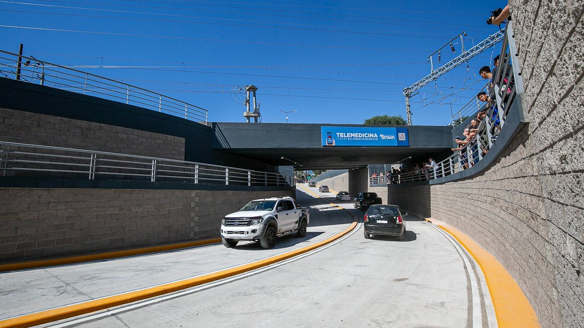 CascallaresPJ's tweet photo. 🚘🚙 A una semana de su apertura al tránsito, miles de vehículos ya circularon en ambos sentidos por el nuevo Paso Bajo Nivel de la calle Presidente Perón en Rafael Calzada.

🚦🚉 Estamos orgullosos de haber hecho realidad junto a todos nuestros vecinos esta megaobra que, junto al Paso Bajo Nivel de Longchmaps y al Viaducto de la Rotonda Los Pinos, mejoran muchísimo la accesibilidad y la circulación en Alte Brown.

@gkatopodis 

#BrownConVos