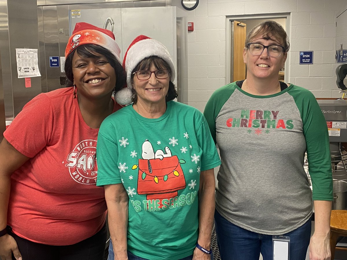 LepsLunchLand's tweet photo. Louisville Elementary all dressed up for the Holidays!!! https://t.co/a9iozITe52