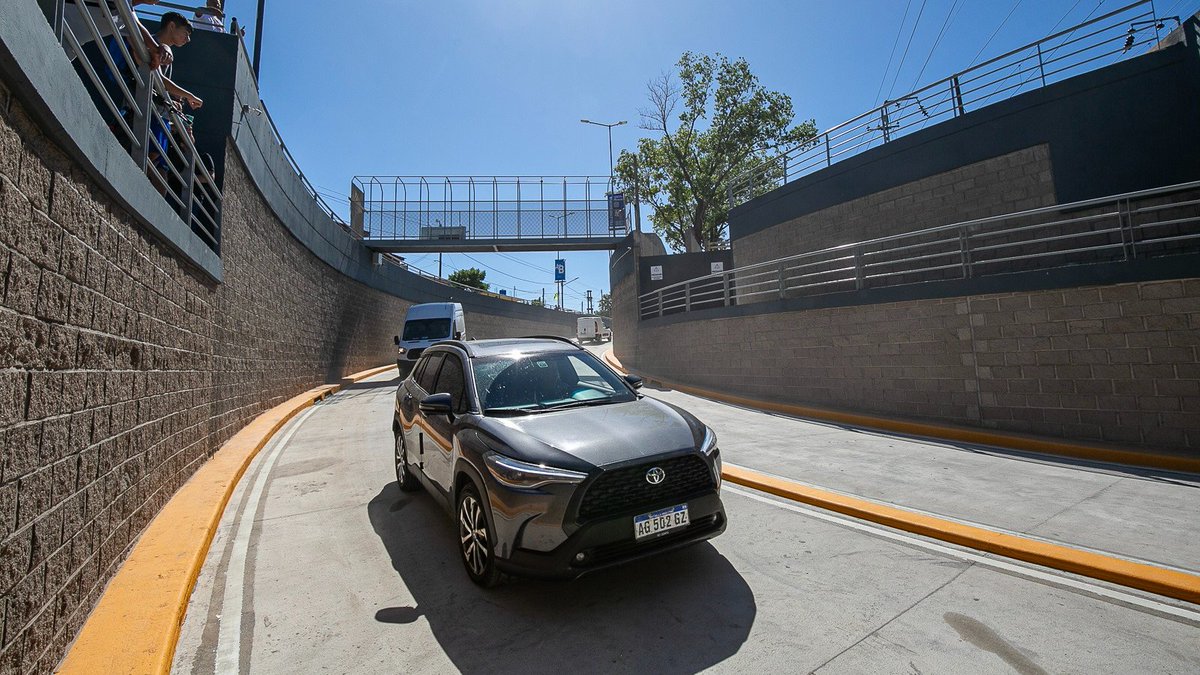 CascallaresPJ's tweet photo. 🚘🚙 A una semana de su apertura al tránsito, miles de vehículos ya circularon en ambos sentidos por el nuevo Paso Bajo Nivel de la calle Presidente Perón en Rafael Calzada.

🚦🚉 Estamos orgullosos de haber hecho realidad junto a todos nuestros vecinos esta megaobra que, junto al Paso Bajo Nivel de Longchmaps y al Viaducto de la Rotonda Los Pinos, mejoran muchísimo la accesibilidad y la circulación en Alte Brown.

@gkatopodis 

#BrownConVos