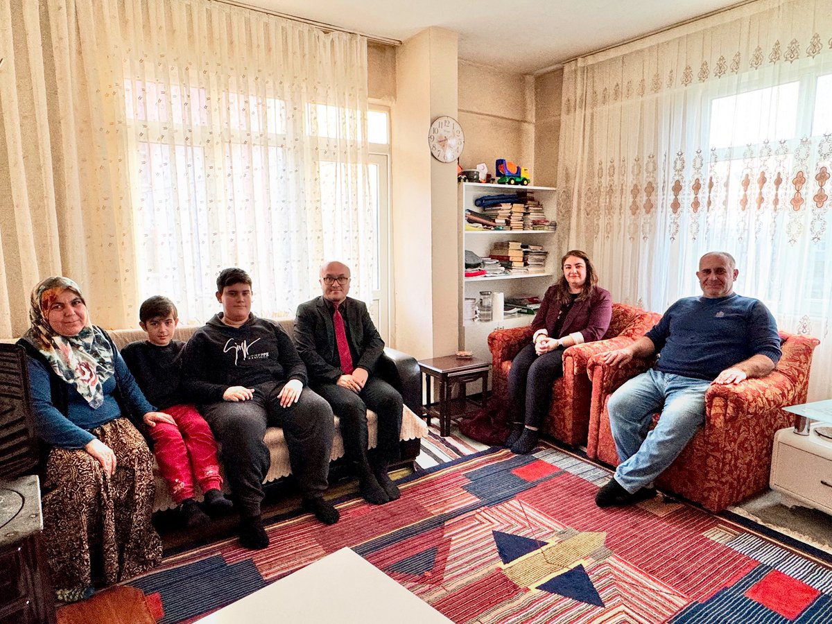 İlçe Millî Eğitim Müdürümüz Sayın Sebahattin KAYA, Şehit Kadirler Ortaokulu 8. sınıf öğrencimiz Yiğit Berkay BÜBER’i ve ailesini evlerinde ziyaret etti.

Gerçekleştirilen LGS konulu veli ziyareti kapsamında öğrencimizin sınav süreci, akademik hedefleri ve motivasyonu üzerine