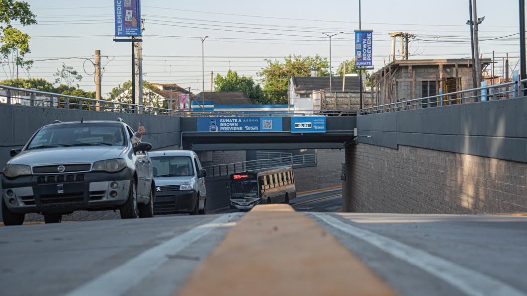 CascallaresPJ's tweet photo. 🚘🚙 A una semana de su apertura al tránsito, miles de vehículos ya circularon en ambos sentidos por el nuevo Paso Bajo Nivel de la calle Presidente Perón en Rafael Calzada.

🚦🚉 Estamos orgullosos de haber hecho realidad junto a todos nuestros vecinos esta megaobra que, junto al Paso Bajo Nivel de Longchmaps y al Viaducto de la Rotonda Los Pinos, mejoran muchísimo la accesibilidad y la circulación en Alte Brown.

@gkatopodis 

#BrownConVos