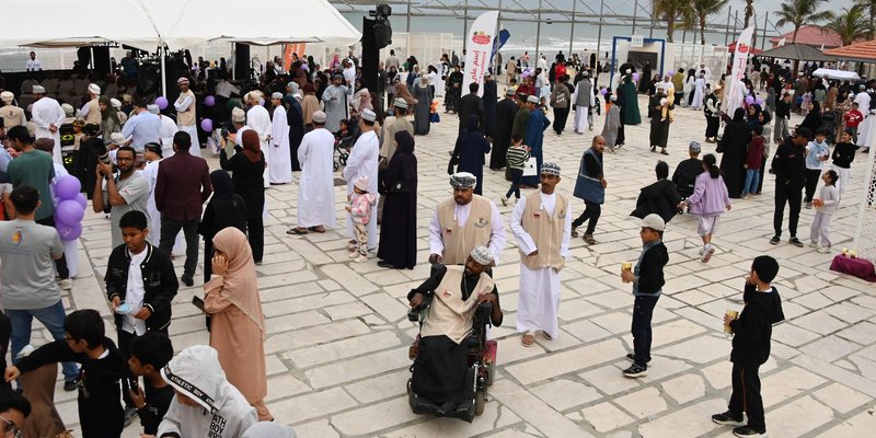 انطلاقُ النُّسخة الثّالثة من كرنفال قرية السعادة احتفالًا باليوم الدّولي للأشخاص ذوي الإعاقة باعتبارها منصّة ترفيهيّة وتوعويّة تهدف إلى تمكينهم وإبراز مواهبهم عبر أنشطة تفاعليّة متنوّعة. #العُمانية 