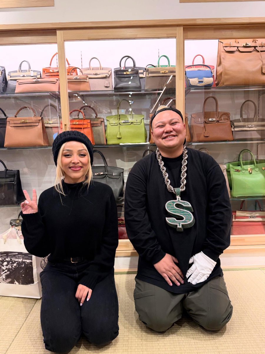 DojaHQs's tweet photo. Doja Cat at Casanova Vintage store during her visit in Japan 🇯🇵 https://t.co/0CXwmtn6Jv
