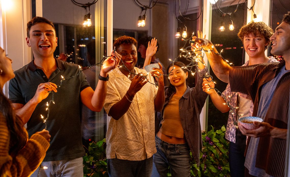 BIC_VC's tweet photo. Stay safe this holiday season! Tips from @SCE 

Don’t Let Hazardous Lights Spoil the Holiday
https://t.co/gUnLvyqwHs

Asegúrate de que las luces no arruinen tus festividades
https://t.co/MAC7xwSxsV https://t.co/LjHo6zpVGJ