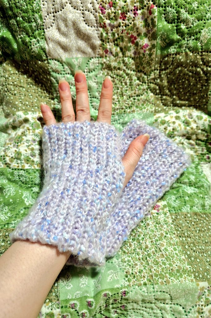 可愛い毛糸2玉で、あったかアームウォーマー的なものをリブ編み風(畝編み)で編んでみました🧶
想像の倍厚くて思った倍の糸の長さが必要でした…
ぎっしりあったか✨

途中四角い板作ってる(編んでる)のかと思った…