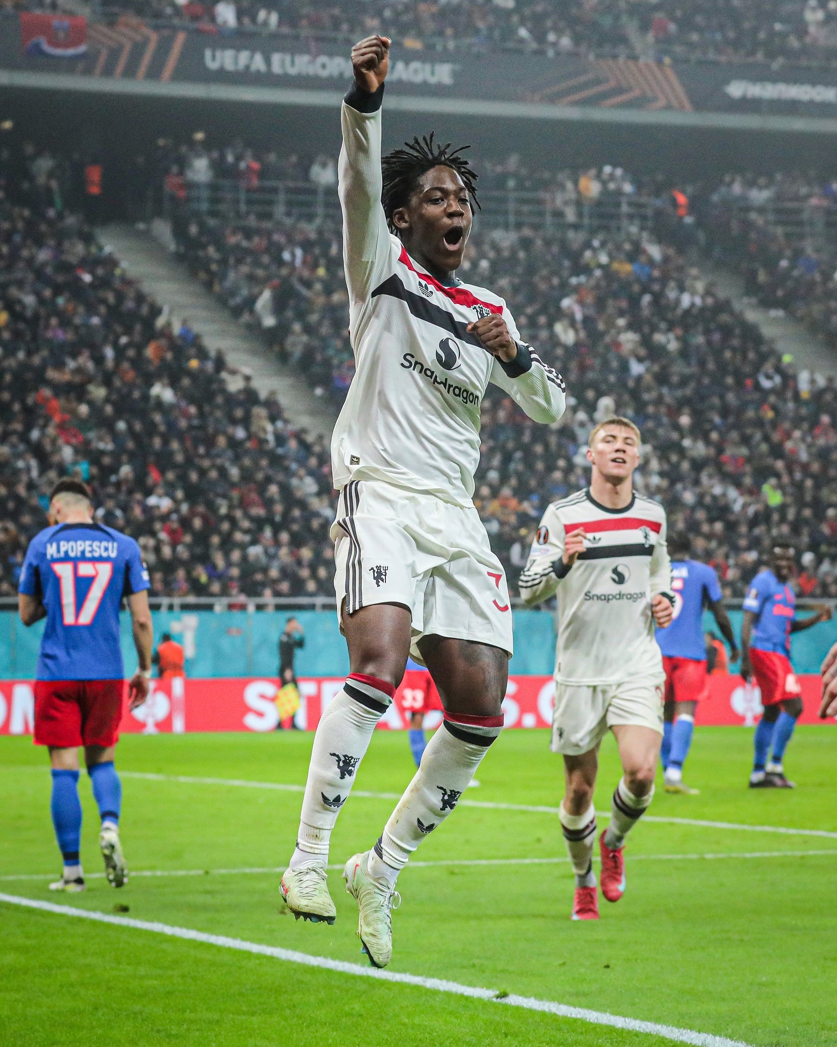 خلال آخر 21 عامًا، لم ينجح سوى لاعبين اثنين في التسجيل وصناعة هدف في أول مشاركة أساسية لهما أوروبيًا مع مانشستر يونايتد. واين روني. كوبي ماينو 