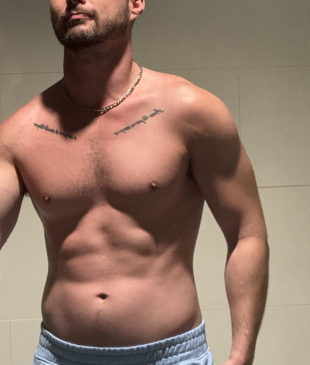 SDstudvers's tweet image. Love a good public bathroom selfie