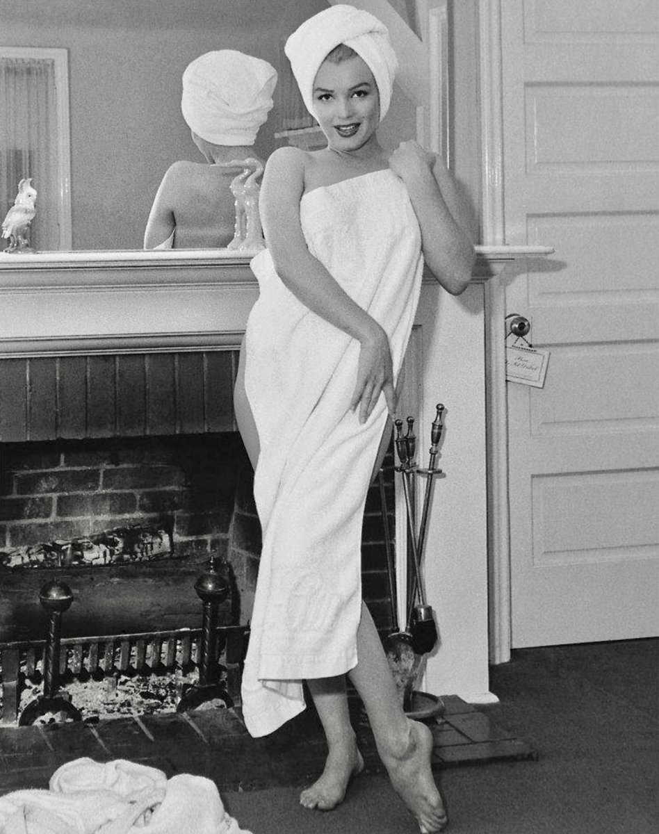 Marilyn at the Bel Air Hotel. Photo by Andre de Dienes. 1952 💋
#MarilynMonroe