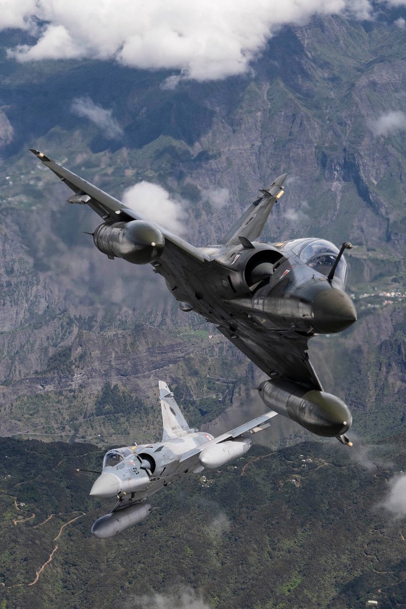 Réunion en altitude.
Mirage 2000D &amp; 2000-5.
#VendrediChasseur