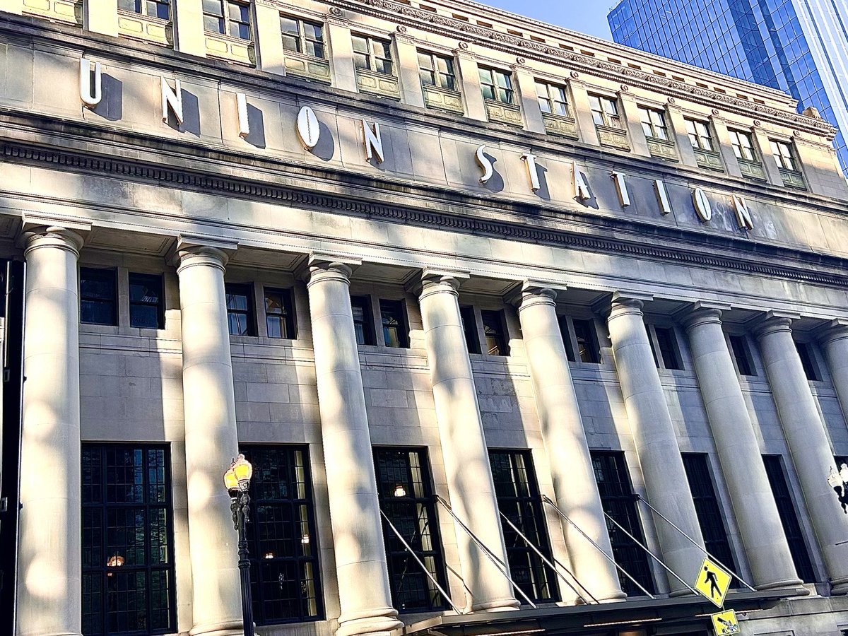 JMoczynski6969's tweet photo. Chicago’s Union Station Great Hall. Built in 1920. Took the train to Chicago for work meetings this week. Working in construction I couldn’t imagine building something like this with steam engines and hand tools. Pretty amazing!! https://t.co/MDoxaFqjPK