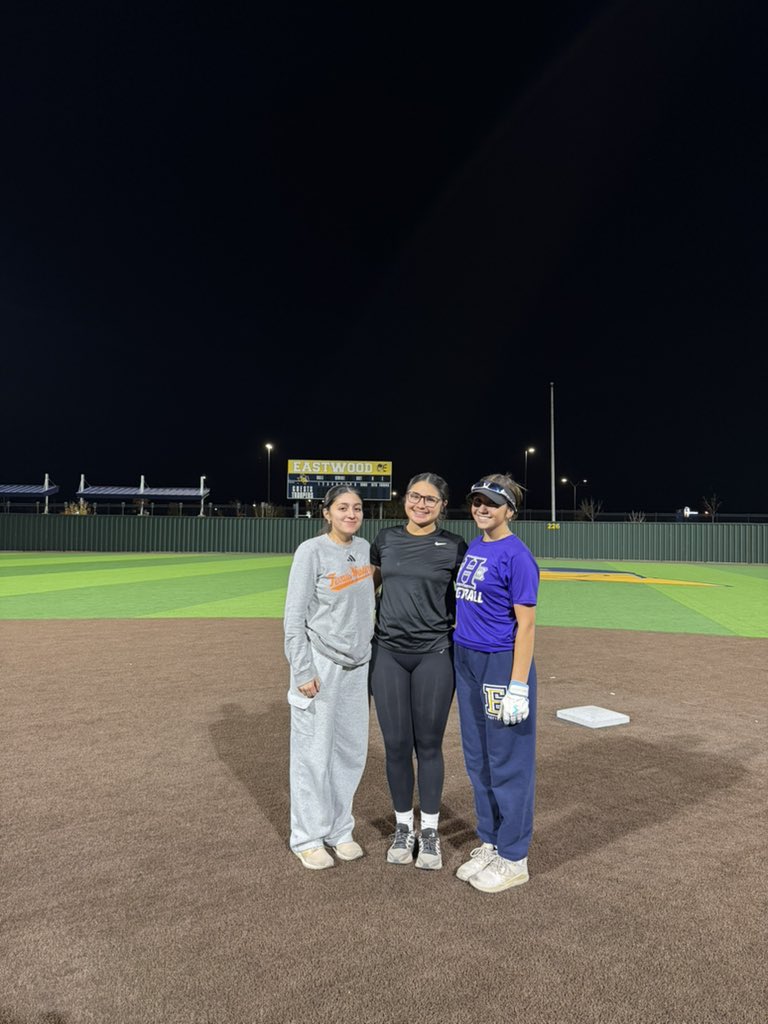 Heart was FULL last night—our alumni back on the field, hitting alongside our girls. 💛🥎💙 #TraditionNeverGraduates #Mudita