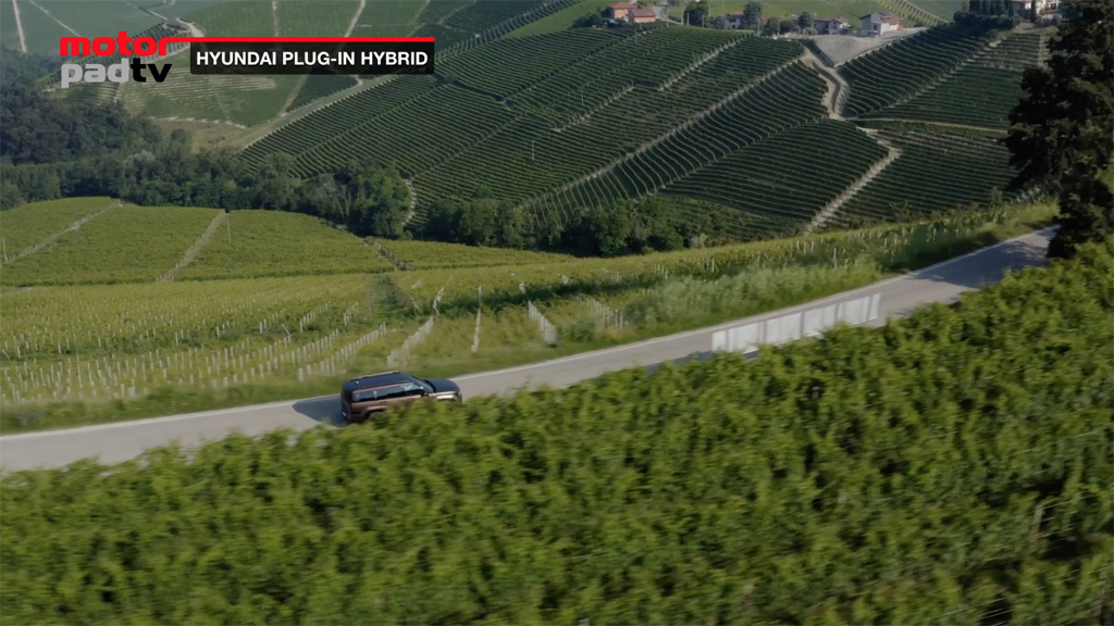 Motorpad's tweet image. Hyundai Tucson e Santa Fe PHEV

youtu.be/PQjFhjii2e8

Il piano di elettrificazione #Hyundai ha nelle vetture plug-in hybrid, l’ibrido che si ricarica, un tassello fondamentale ed il 2026 porta delle novità su questa motorizzazione coinvolgendo due modelli: Tucson e Santa Fe