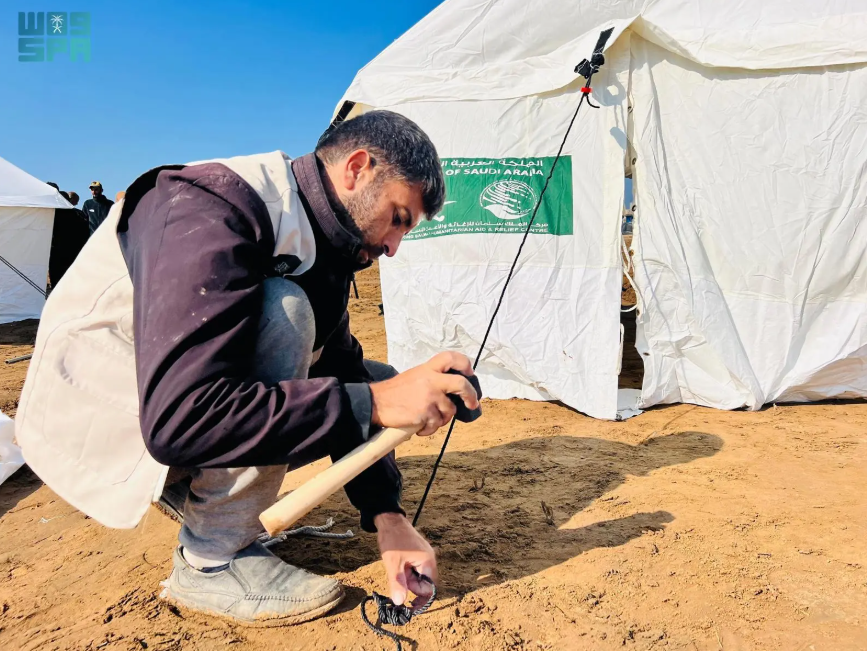 صور .. مركز الملك سلمان للإغاثة يُقيم مخيمًا جديدًا لإيواء مئات الأسر التي فقدت منازلها في #قطاع_غزة 