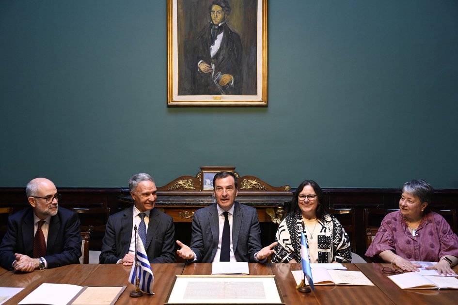 Uruguay recupera documentos históricos restituidos por Argentina en un acto de cooperación regional.

🌐gub.uy/ministerio-edu…