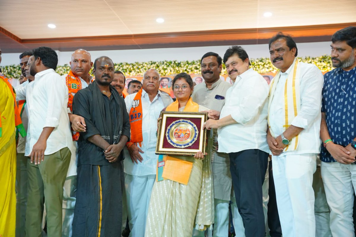 BJP4Telangana's tweet photo. ఇటీవల జరిగిన పంచాయతీ ఎన్నికల్లో బిజెపి తరఫున ఘన విజయం సాధించిన సర్పంచులు, ఉపసర్పంచులు, వార్డు సభ్యుల సన్మాన కార్యక్రమంలో బిజెపి రాష్ట్ర అధ్యక్షులు శ్రీ ఎన్ రాంచందర్ రావు గారు ముఖ్య అతిథిగా హాజరయ్యారు.

అనంతరం ఆయన మాట్లాడుతూ నిర్మల్ జిల్లాలో సర్పంచులు, ఉపసర్పంచులు, వార్డు సభ్యులుగా బీజేపీ అభ్యర్థులు విజయం సాధించడంలో సమర్థవంతమైన నాయకత్వం, నిరంతర కృషితో కీలక పాత్ర పోషించిన బీజేపీ శాసనసభాపక్ష నేత శ్రీ ఏలేటి మహేశ్వర్ రెడ్డి గారికి ప్రత్యేక అభినందనలు తెలియజేశారు. 

ఈ కార్యక్రమంలో బిజెపి ఎమ్మెల్యేలు శ్రీ పాయల్ శంకర్, శ్రీ రామ రావు పవర్ గారు,శ్రీ పాల్వాయి హరీష్ బాబు గారు, శ్రీ సూర్యనారాయణ గుప్తా గారు, జిల్లా అధ్యక్షులు శ్రీ రితేష్ రాథోడ్ గారు, పార్టీ రాష్ట్ర కార్యదర్శి శ్రీమతి గోపిడి స్రవంతి రెడ్డి గారు, శ్రీ గంగా రెడ్డి, శ్రీ అల్జాపూర్ శ్రీనివాస్ తదితర రాష్ట్ర, జిల్లా నాయకులు తదితరులు పాల్గొన్నారు.