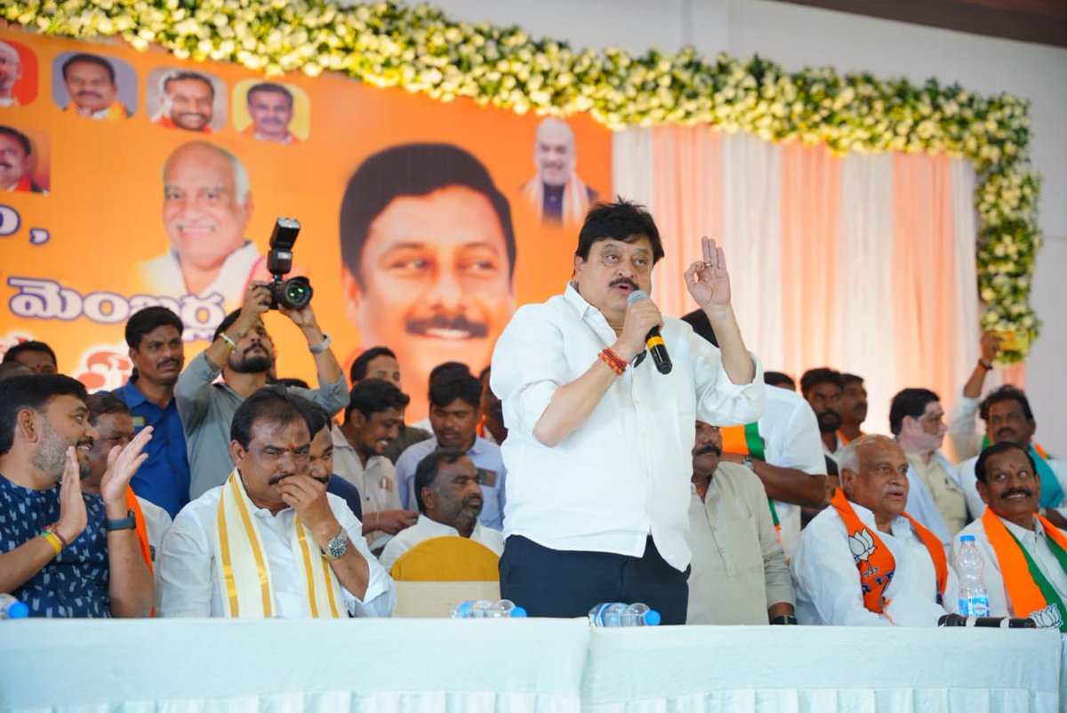 BJP4Telangana's tweet photo. ఇటీవల జరిగిన పంచాయతీ ఎన్నికల్లో బిజెపి తరఫున ఘన విజయం సాధించిన సర్పంచులు, ఉపసర్పంచులు, వార్డు సభ్యుల సన్మాన కార్యక్రమంలో బిజెపి రాష్ట్ర అధ్యక్షులు శ్రీ ఎన్ రాంచందర్ రావు గారు ముఖ్య అతిథిగా హాజరయ్యారు.

అనంతరం ఆయన మాట్లాడుతూ నిర్మల్ జిల్లాలో సర్పంచులు, ఉపసర్పంచులు, వార్డు సభ్యులుగా బీజేపీ అభ్యర్థులు విజయం సాధించడంలో సమర్థవంతమైన నాయకత్వం, నిరంతర కృషితో కీలక పాత్ర పోషించిన బీజేపీ శాసనసభాపక్ష నేత శ్రీ ఏలేటి మహేశ్వర్ రెడ్డి గారికి ప్రత్యేక అభినందనలు తెలియజేశారు. 

ఈ కార్యక్రమంలో బిజెపి ఎమ్మెల్యేలు శ్రీ పాయల్ శంకర్, శ్రీ రామ రావు పవర్ గారు,శ్రీ పాల్వాయి హరీష్ బాబు గారు, శ్రీ సూర్యనారాయణ గుప్తా గారు, జిల్లా అధ్యక్షులు శ్రీ రితేష్ రాథోడ్ గారు, పార్టీ రాష్ట్ర కార్యదర్శి శ్రీమతి గోపిడి స్రవంతి రెడ్డి గారు, శ్రీ గంగా రెడ్డి, శ్రీ అల్జాపూర్ శ్రీనివాస్ తదితర రాష్ట్ర, జిల్లా నాయకులు తదితరులు పాల్గొన్నారు.