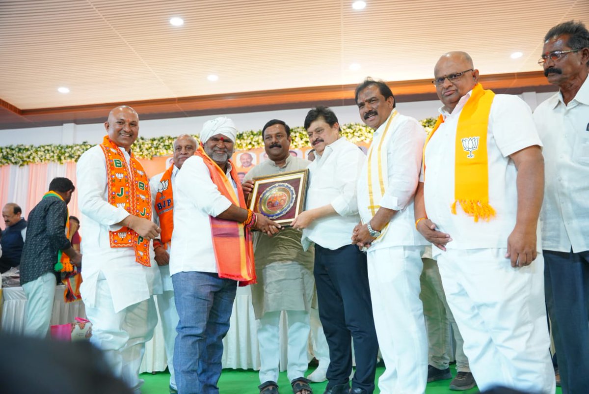 BJP4Telangana's tweet photo. ఇటీవల జరిగిన పంచాయతీ ఎన్నికల్లో బిజెపి తరఫున ఘన విజయం సాధించిన సర్పంచులు, ఉపసర్పంచులు, వార్డు సభ్యుల సన్మాన కార్యక్రమంలో బిజెపి రాష్ట్ర అధ్యక్షులు శ్రీ ఎన్ రాంచందర్ రావు గారు ముఖ్య అతిథిగా హాజరయ్యారు.

అనంతరం ఆయన మాట్లాడుతూ నిర్మల్ జిల్లాలో సర్పంచులు, ఉపసర్పంచులు, వార్డు సభ్యులుగా బీజేపీ అభ్యర్థులు విజయం సాధించడంలో సమర్థవంతమైన నాయకత్వం, నిరంతర కృషితో కీలక పాత్ర పోషించిన బీజేపీ శాసనసభాపక్ష నేత శ్రీ ఏలేటి మహేశ్వర్ రెడ్డి గారికి ప్రత్యేక అభినందనలు తెలియజేశారు. 

ఈ కార్యక్రమంలో బిజెపి ఎమ్మెల్యేలు శ్రీ పాయల్ శంకర్, శ్రీ రామ రావు పవర్ గారు,శ్రీ పాల్వాయి హరీష్ బాబు గారు, శ్రీ సూర్యనారాయణ గుప్తా గారు, జిల్లా అధ్యక్షులు శ్రీ రితేష్ రాథోడ్ గారు, పార్టీ రాష్ట్ర కార్యదర్శి శ్రీమతి గోపిడి స్రవంతి రెడ్డి గారు, శ్రీ గంగా రెడ్డి, శ్రీ అల్జాపూర్ శ్రీనివాస్ తదితర రాష్ట్ర, జిల్లా నాయకులు తదితరులు పాల్గొన్నారు.
