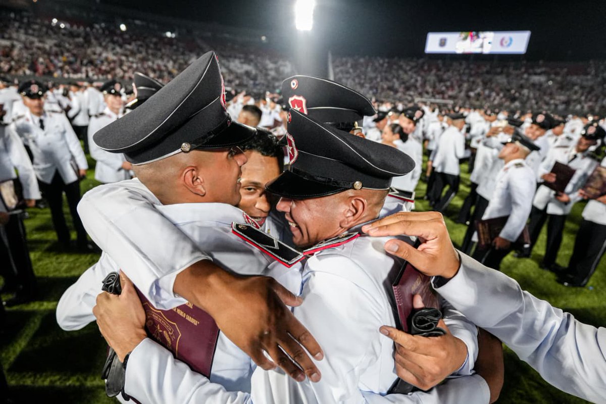 Detrás de cada uniforme hay una historia, una familia y un sueño cumplido. 🇵🇾

Estas imágenes en el Defensores del Chaco lo dicen todo. 5.000 compatriotas que con mucho esfuerzo llegaron a este momento.

Ver sus lágrimas de felicidad, los abrazos con sus seres queridos y la