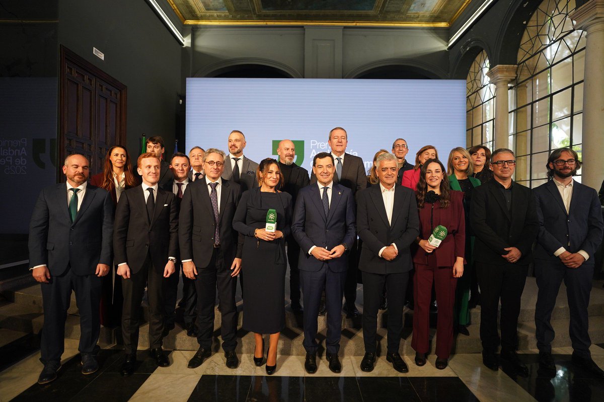 Hoy hemos recibido por tercera vez EL PREMIO ANDALUCÍA DE PERIODISMO 💚🏆💚🏆💚🏆

Te lo contamos esta tarde a partir de las 18:00 en #ADirecto pero antes te contamos algunos de los temas de hoy:

<a href="/ModestoBarragan/">Modesto Barragán</a> <a href="/peichsantana/">paz santana</a> <a href="/Martagonzalezzr/">Marta González</a> <a href="/NunezTeresa/">Teresa Núñez</a> <a href="/JuanMa_Moreno/">Juanma Moreno</a>