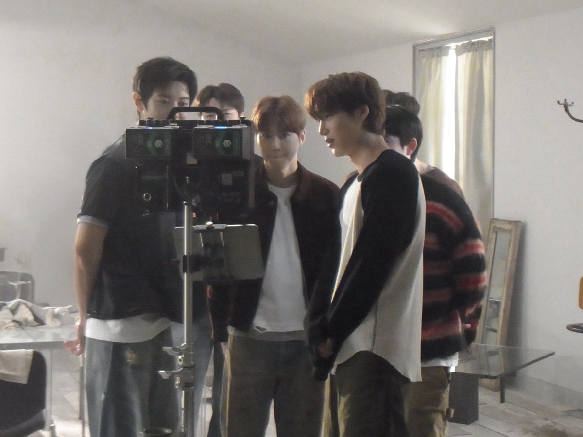 EXO tweet media