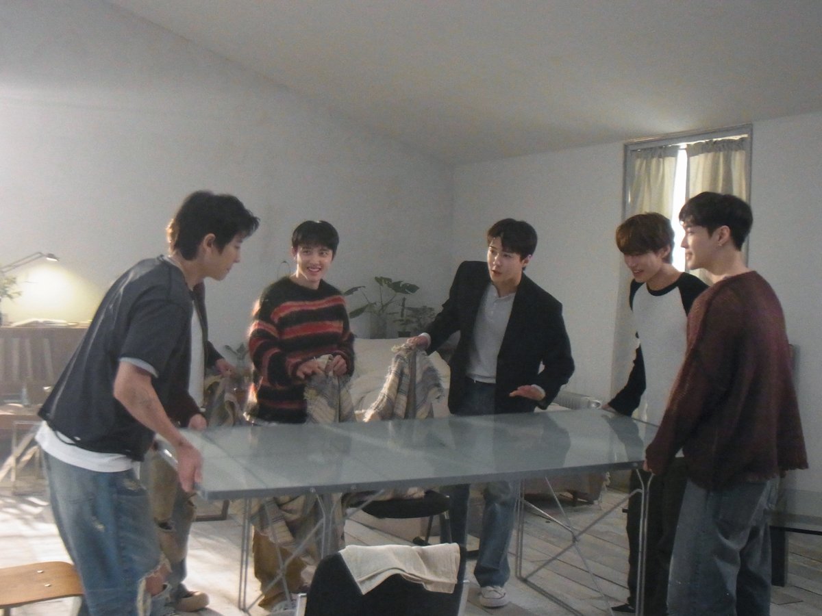 EXO tweet media