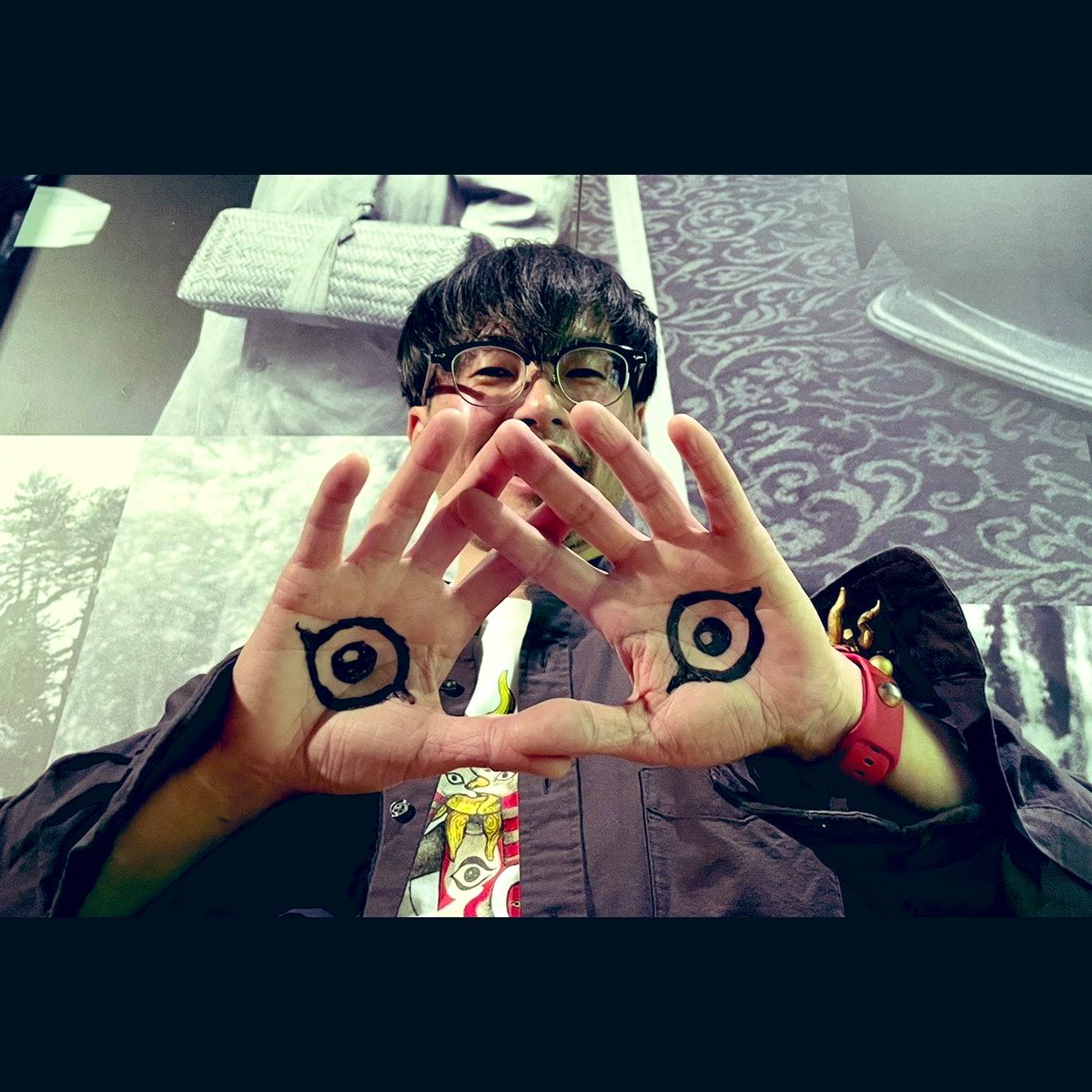 “いっくんごっこ”
山口一郎さんが『帰ってくれタローマン』のエンディングで“爆発だッ！タローマン（独唱）”を歌っていたのが、川崎市 岡本太郎美術館です🎤✨
（※もちろん歌ってないし、学芸員さんに確認して上げてます）

←山口一郎さん　　　　　山口ニセ郎→