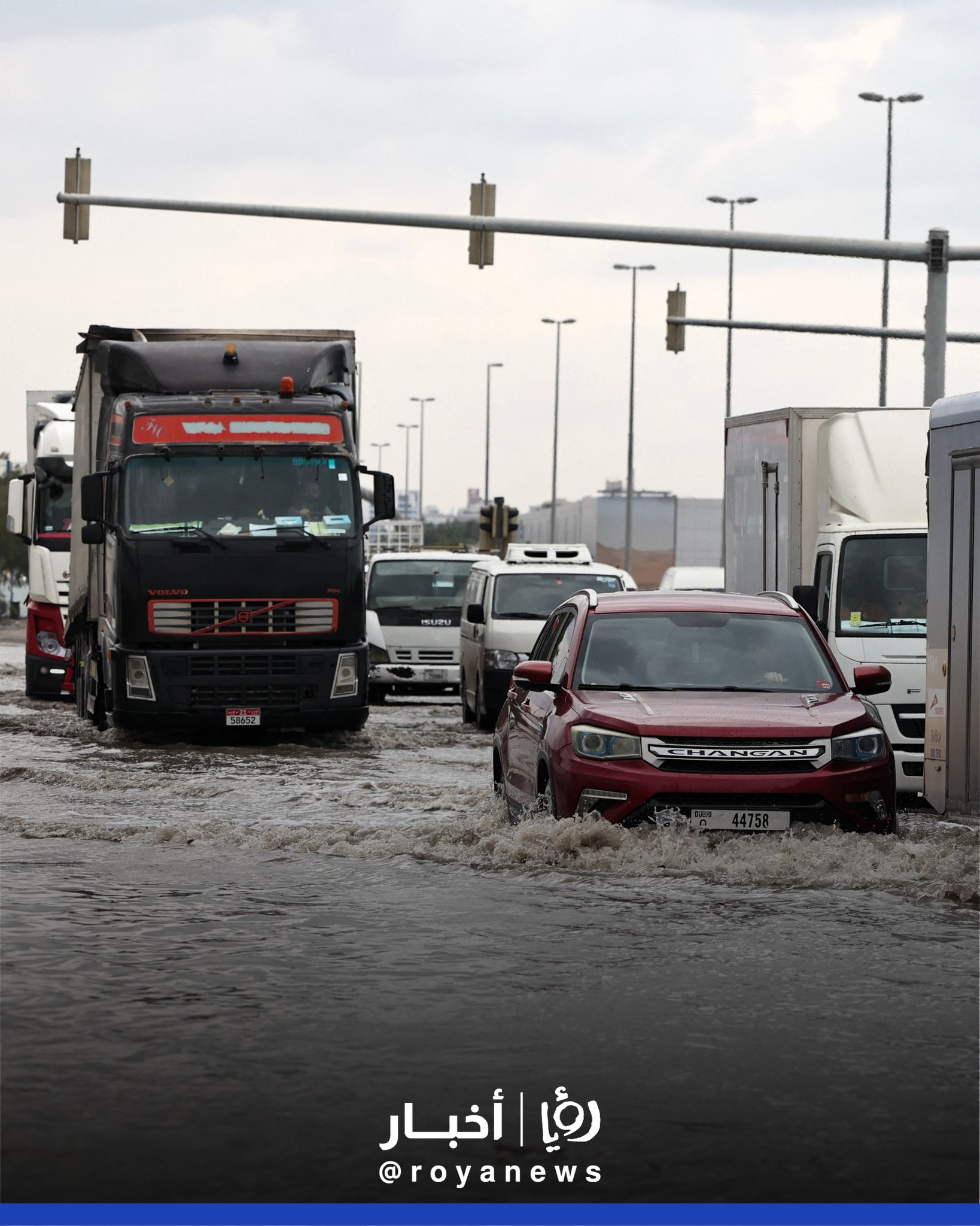 سيول تغمر طرقات الشارقة ودبي.. والشرطة تطلق "صافرة الإنذار" 