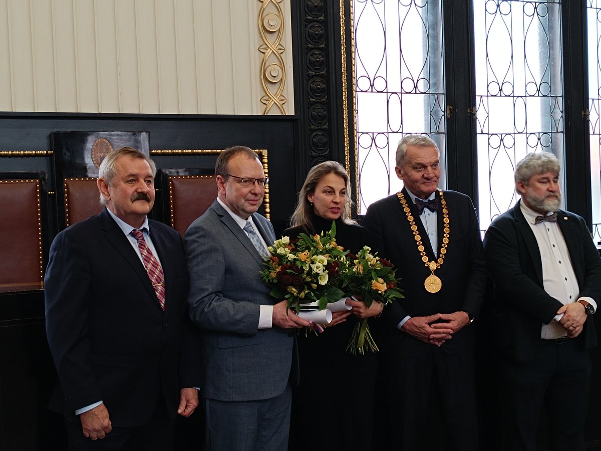 valecnych's tweet photo. Dne 17. 12. 2025 se v Brožíkově sále Staroměstské radnice uskutečnilo slavnostní setkání Sdružení válečných veteránů ČR s představiteli hl. m. Prahy spojené s předáním ocenění osobnostem, které se významně zasloužily o válečné veterány a uchovávání hodnot služby a odpovědnosti. https://t.co/RgaVqcGIYb